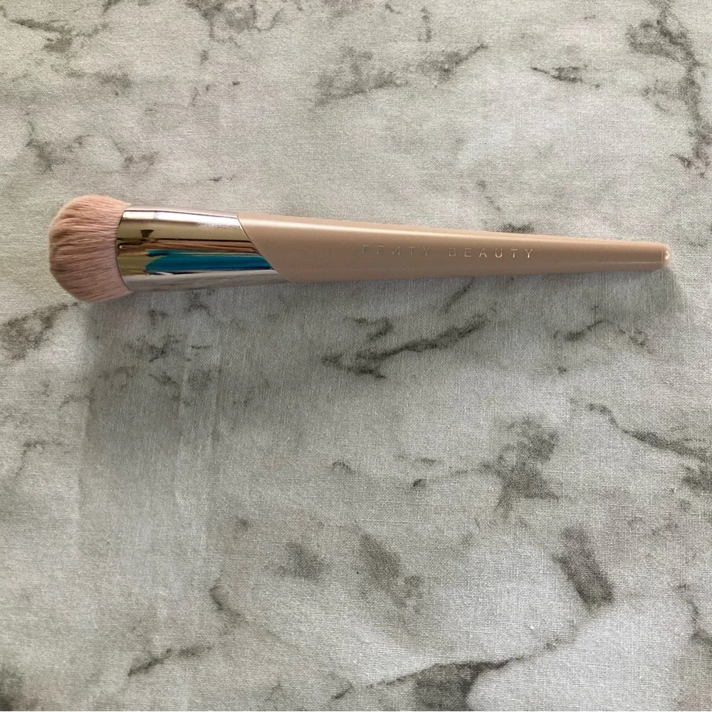 Fenty Beauty kabuki-buff foundation brush 115